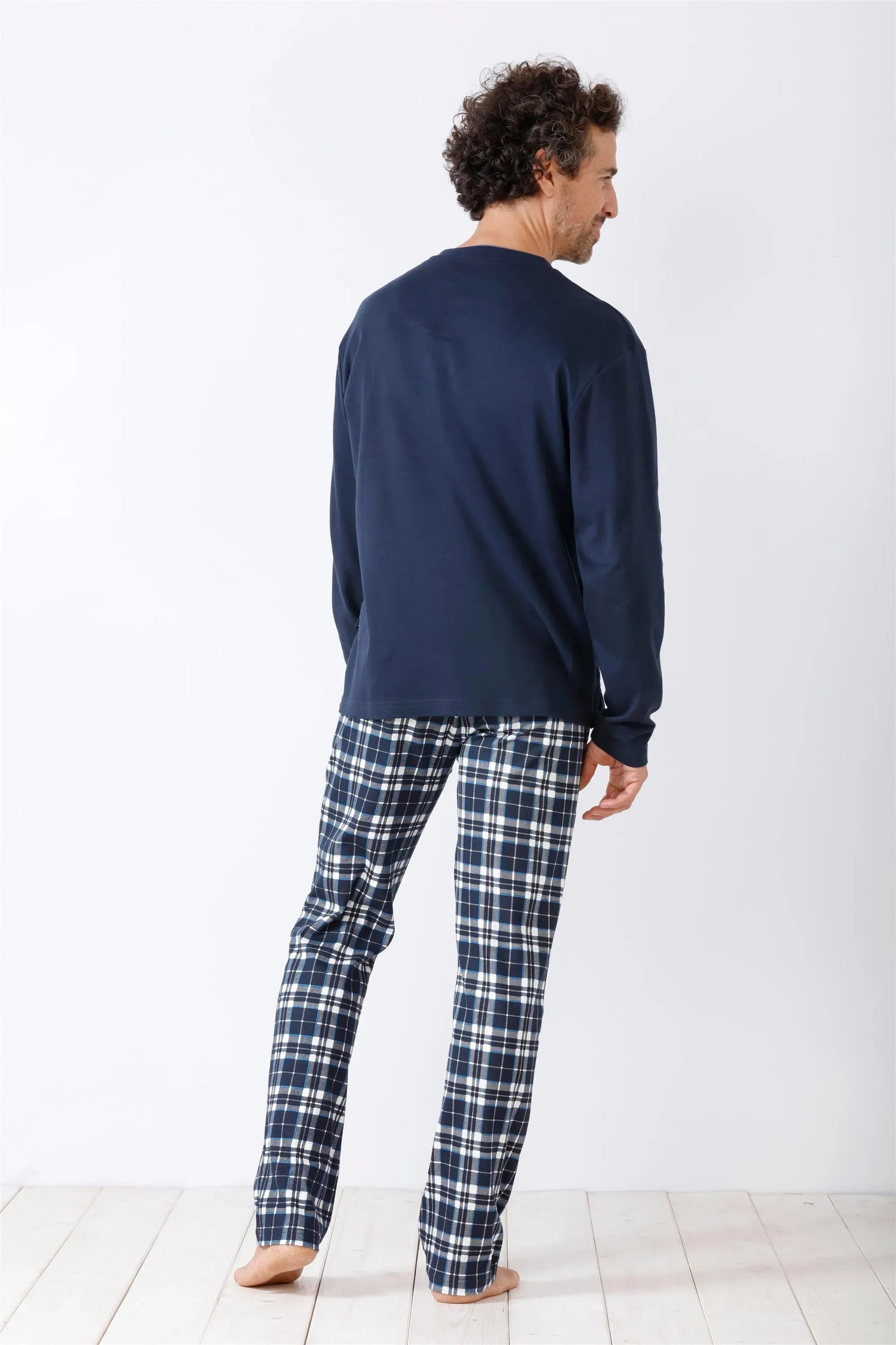 Marineblaues, langärmeliges Herren-Pyjama-Oberteil mit dunkel karierter Pyjama-Hose.