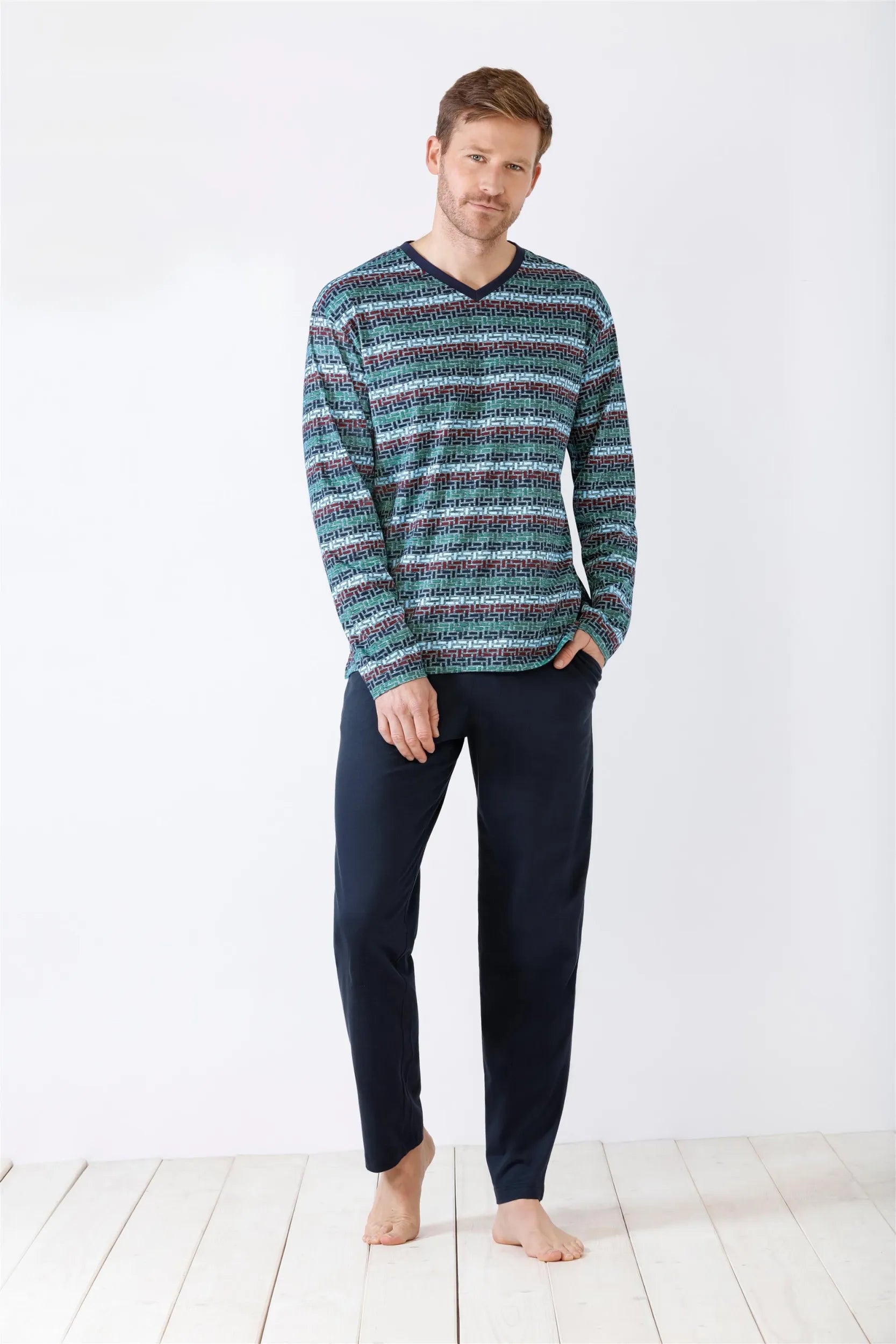 Langärmeliges gemustertes Pyjama-Set für Männer mit Oberteil mit V-Ausschnitt und einfarbiger dunkelblauer Hose.