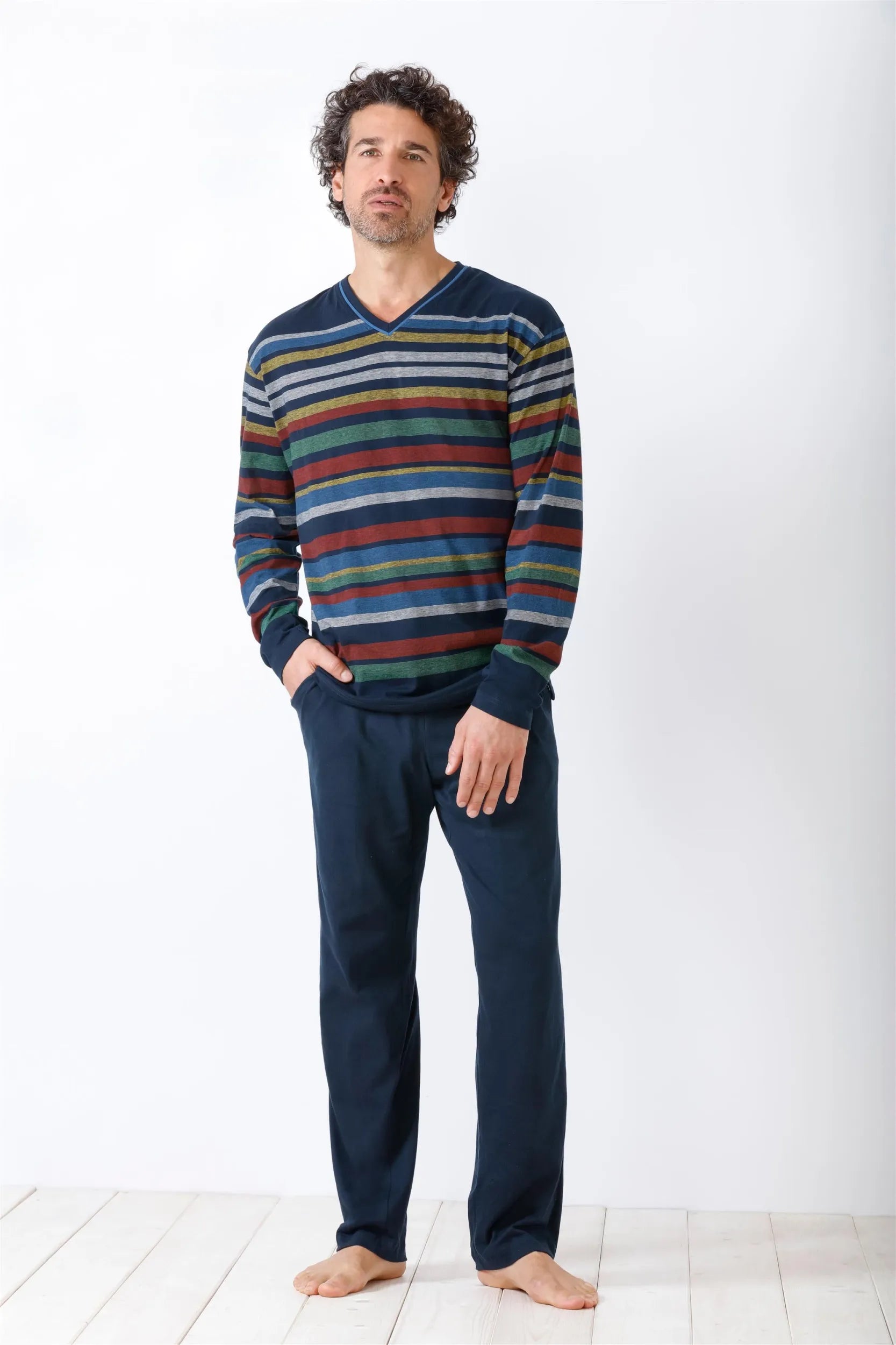 Gestreiftes Herren-Pyjamaoberteil mit V-Ausschnitt und einfarbiger dunkelblauer Pyjamahose mit langen Ärmeln.