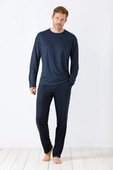 Dunkelblaues langärmeliges Herrenhemd mit geometrischem Muster und einfarbige dunkelblaue Hose.