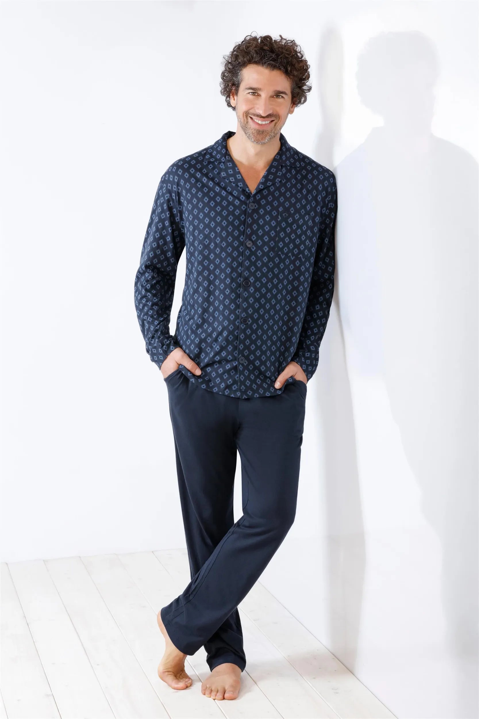 Dunkelblau gemustertes Pyjama-Set für Männer.