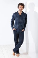 Dunkelblau gemustertes Pyjama-Set für Männer.
