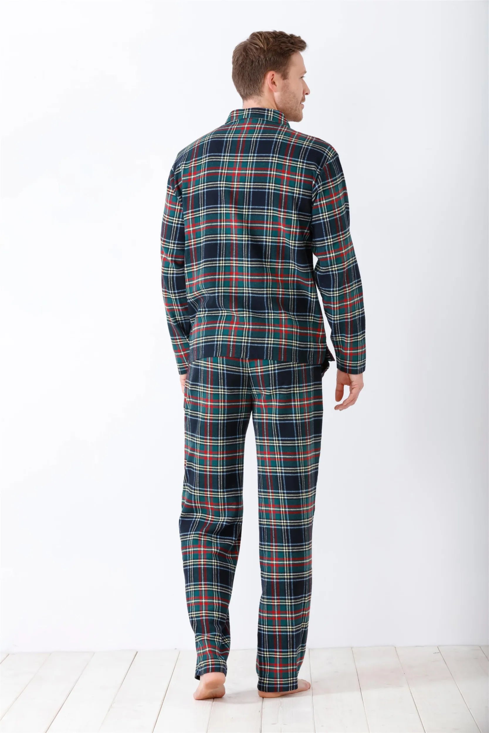 Grün, rot und weiß kariertes Pyjama-Set für Männer.