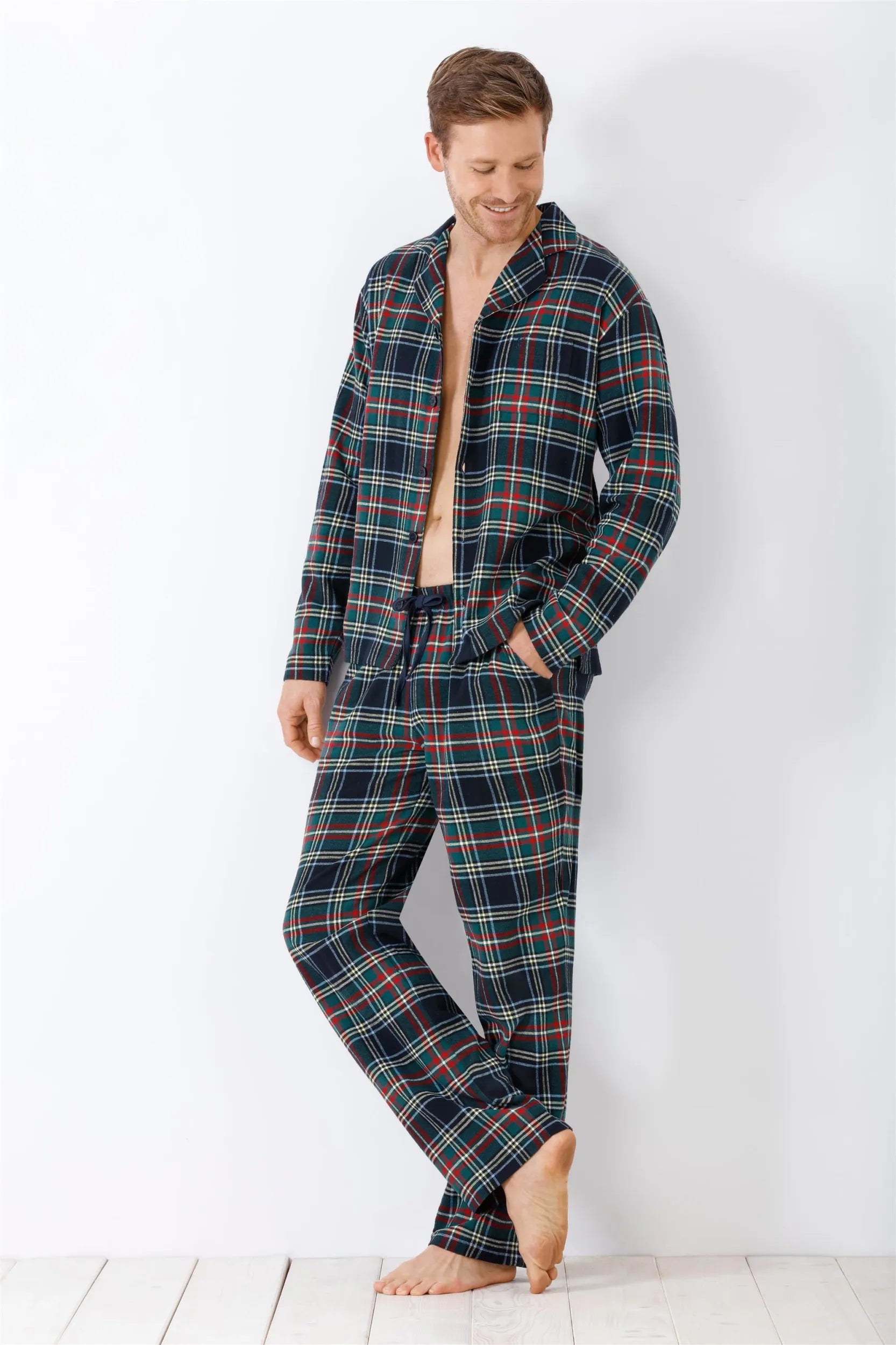 Dunkelgrün kariertes Pyjama-Set für Männer mit roten und weißen Akzenten.
