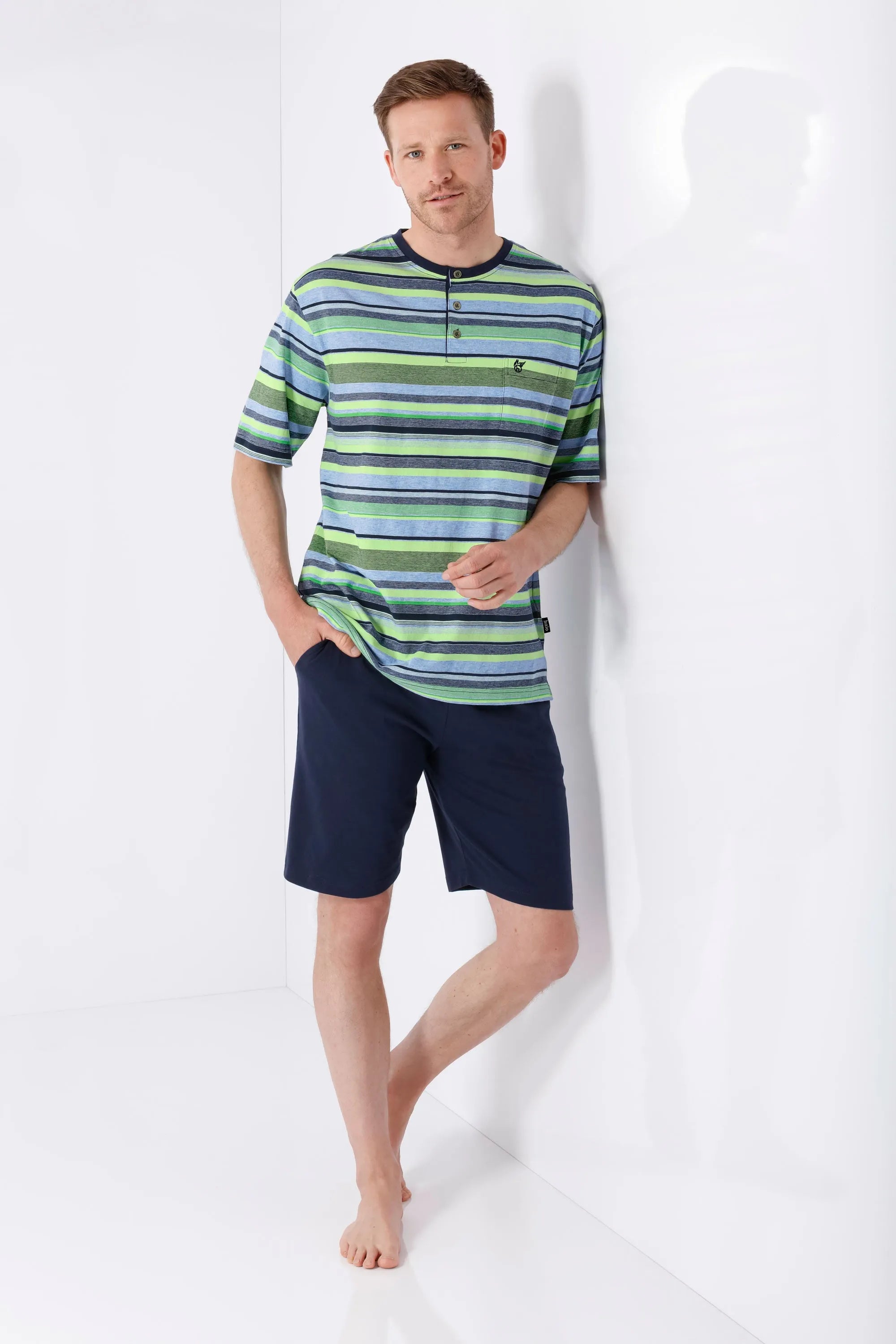 Mann in gestreiftem Henley-Shirt Grün-Blau und Navy-Shorts, Klima-Light Shorty Schlafanzug