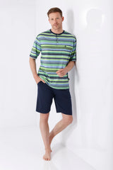 Mann in gestreiftem Henley-Shirt Grün-Blau und Navy-Shorts, Klima-Light Shorty Schlafanzug