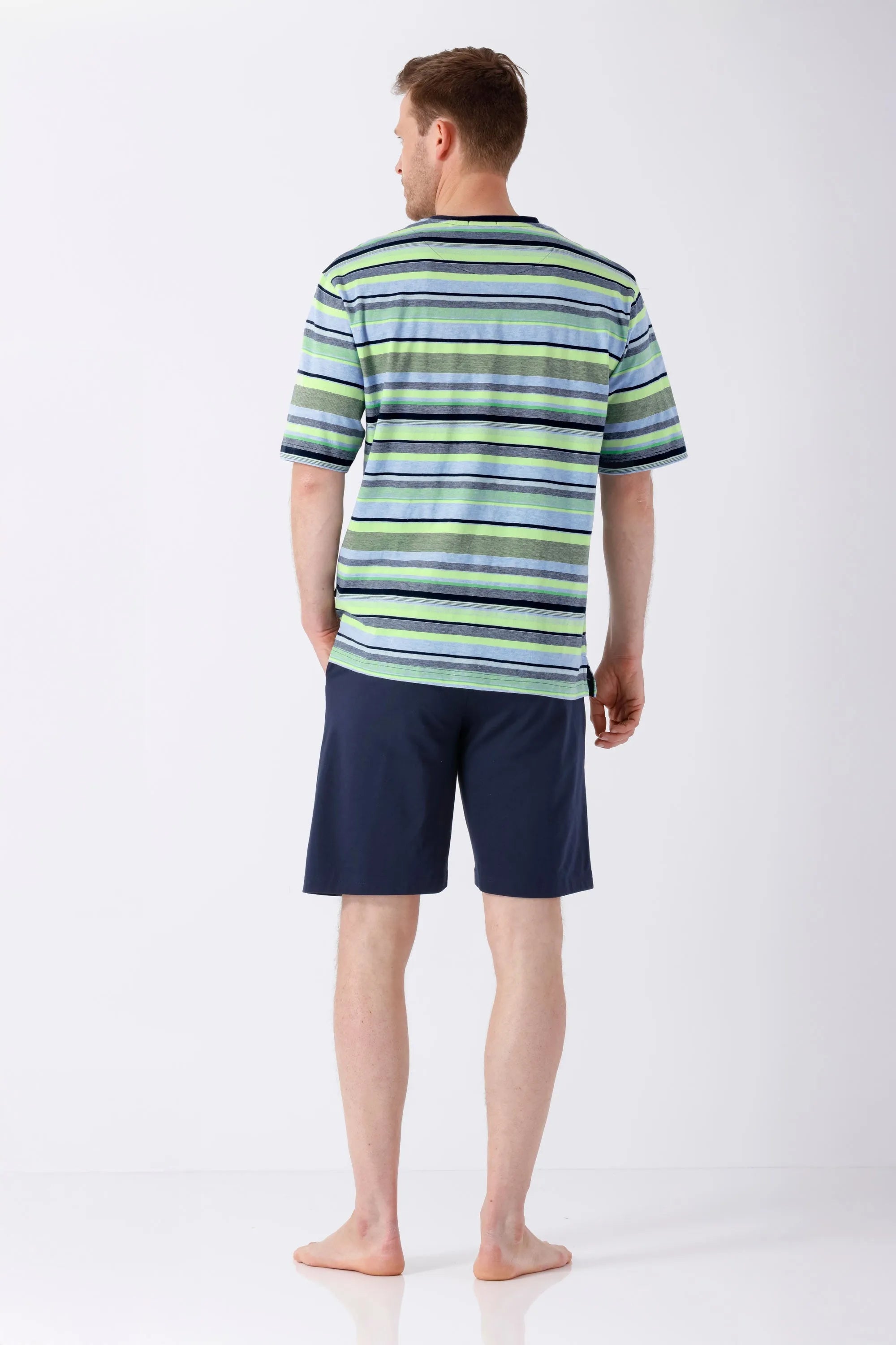 Mann in Klima-Light® Shorty Schlafanzug, gestreiftes kurzärmliges Oberteil