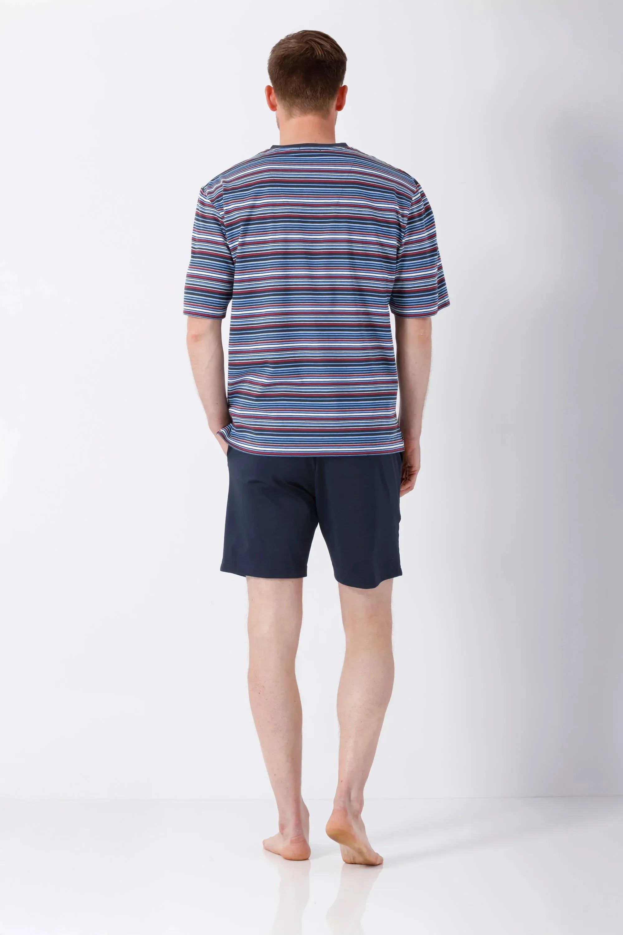Mann in gestreiftem Kurzarm-Shirt und navy Shorts, Klima Komfort Schlafanzug
