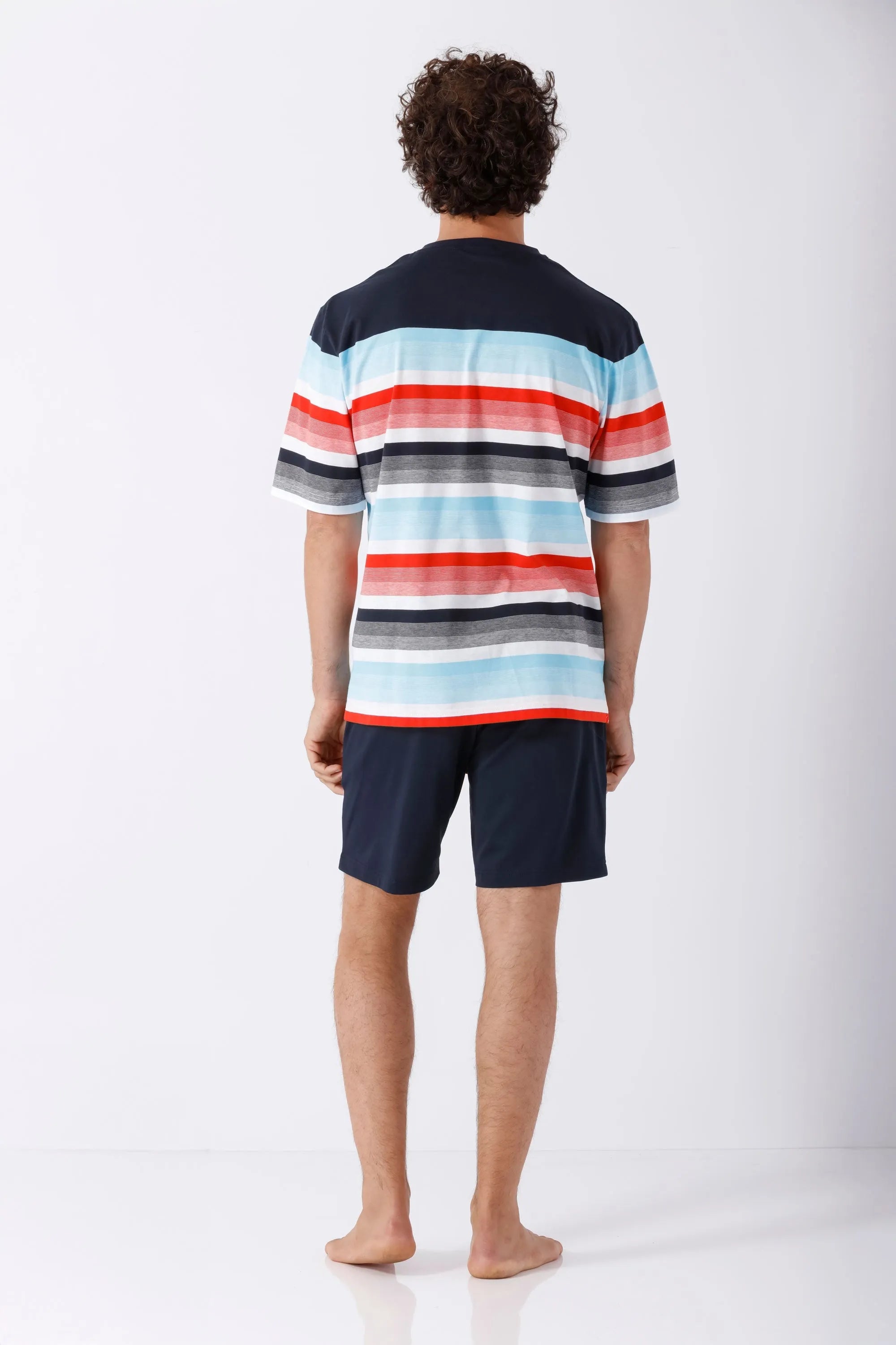 Mann in Klima Komfort® Shorty Schlafanzug, navyblau-bunt gestreift, Vorderseite