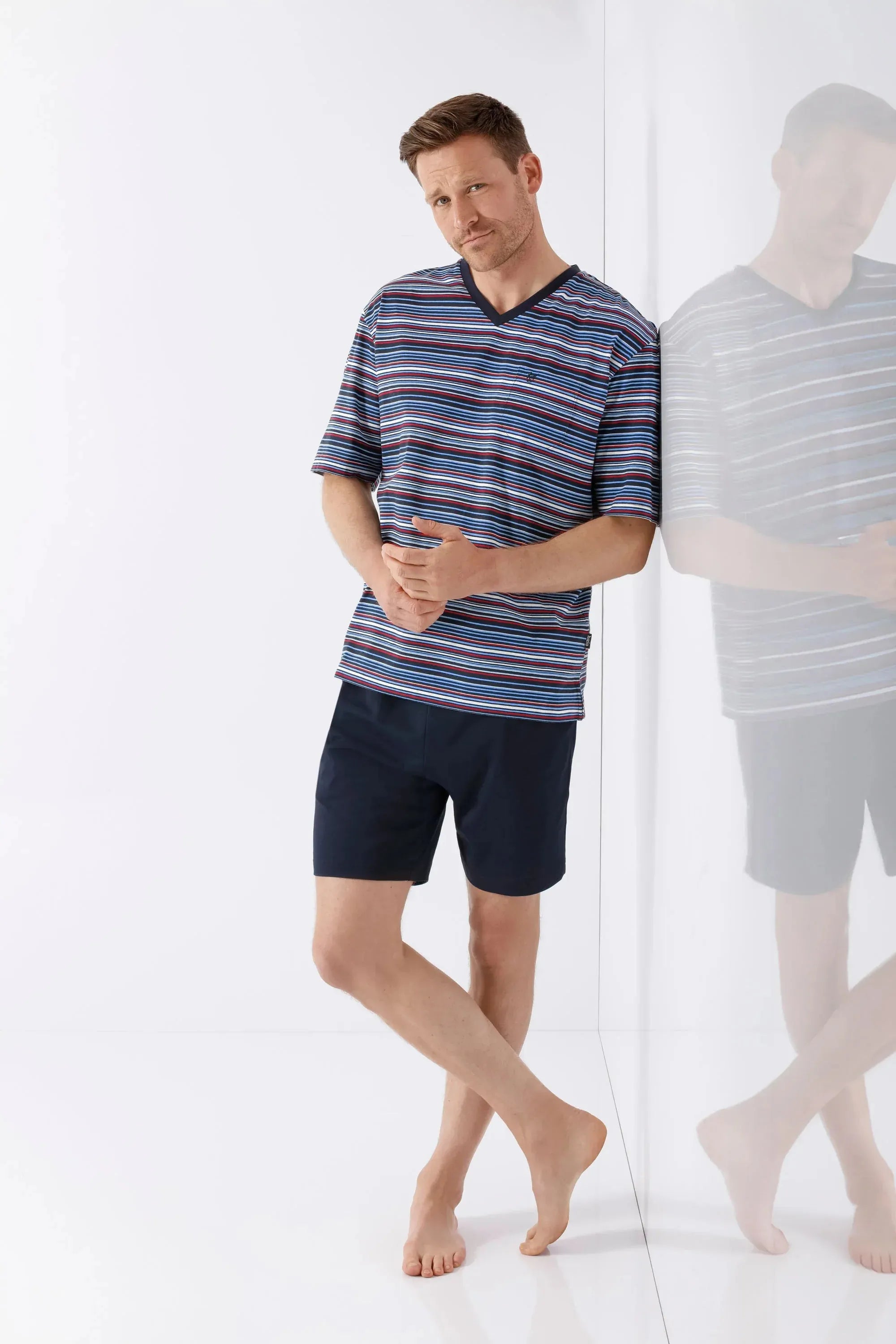 Mann in Klima Komfort gestreiftem V-Neck-Shorty Schlafanzug, Navy-Shorts