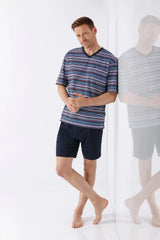 Mann in Klima Komfort gestreiftem V-Neck-Shorty Schlafanzug, Navy-Shorts