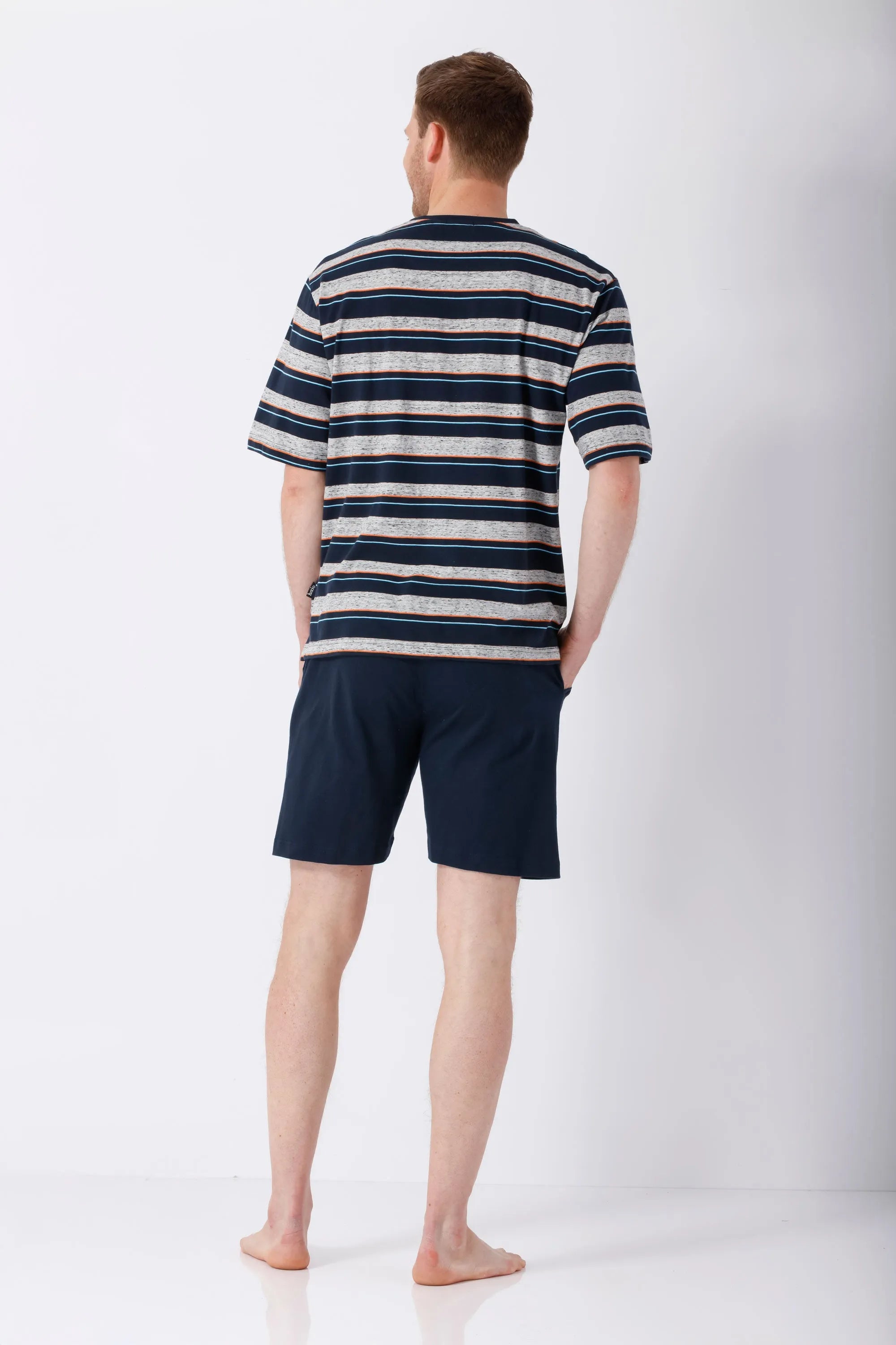 Mann in Klima-Light® Herren Schlafanzug Shorty, navy-weiße Streifen, Rückseite