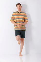Mann im Premium-Cotton-Herren-Schlafanzug Shorty: orange-grauer gestreifter V-Neck-Shortsleeve mit schwarzer Shorts