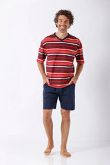 Mann in rot-blau-weißer gestreiftem V-Neck-Shorty-Schlafanzug aus Premium Cotton