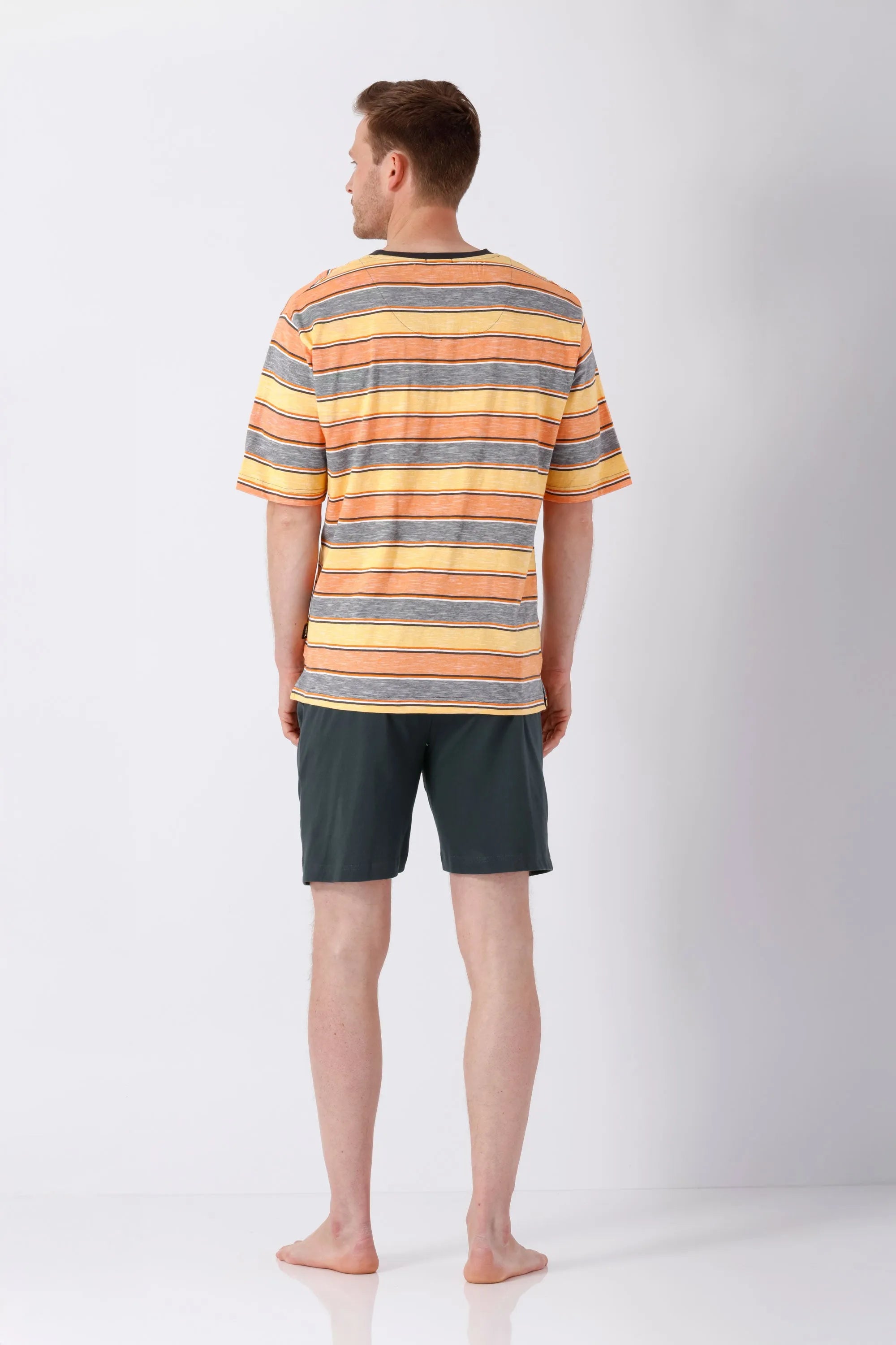 Mann in orange-gelb-grauem Streifen-Shorty-Schlafanzug aus Premium-Cotton