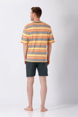 Mann in orange-gelb-grauem Streifen-Shorty-Schlafanzug aus Premium-Cotton