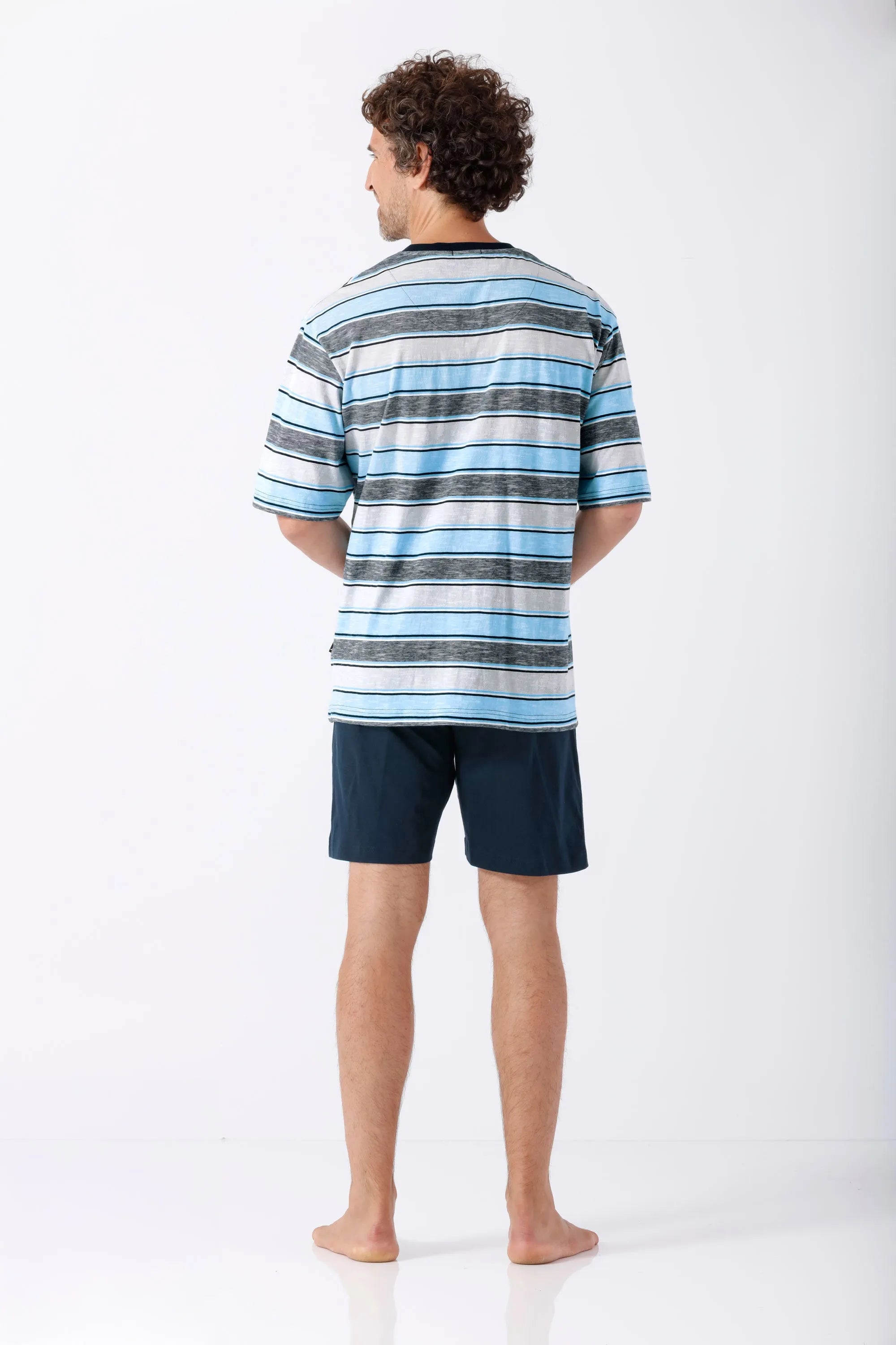 Mann in gestreiftem Kurzarm-Shirt für Herren Schlafanzug Shorty Premium Cotton