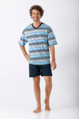 Herren Shorty Schlafanzug Premium Cotton: Mann in gestreiftem V-Neck-Top