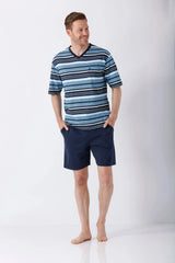 Mann in navyblau-hellblau gestreiftem V-Neck-Shorty-Schlafanzug aus Premium-Cotton
