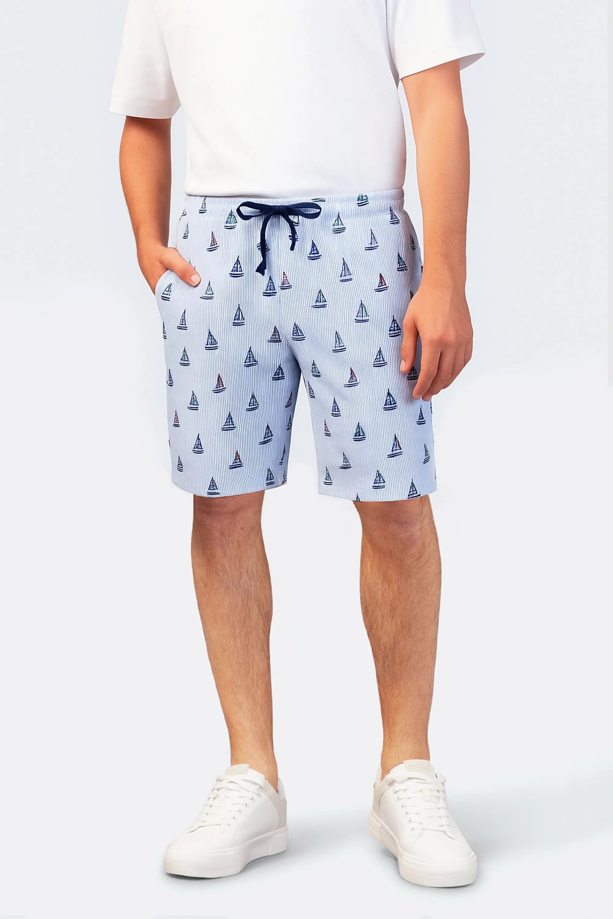 Herren Short Mio x Mia: Hellblaue Shorts mit Streifen, Segelboot-Prints und Kordelbund