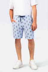 Herren Short Mio x Mia: Hellblaue Shorts mit Streifen, Segelboot-Prints und Kordelbund
