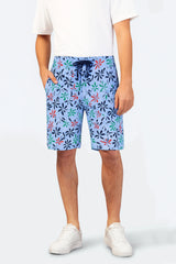 Herren Short Mio x Mia: hellblaue Shorts mit bunter Blumenmusterung