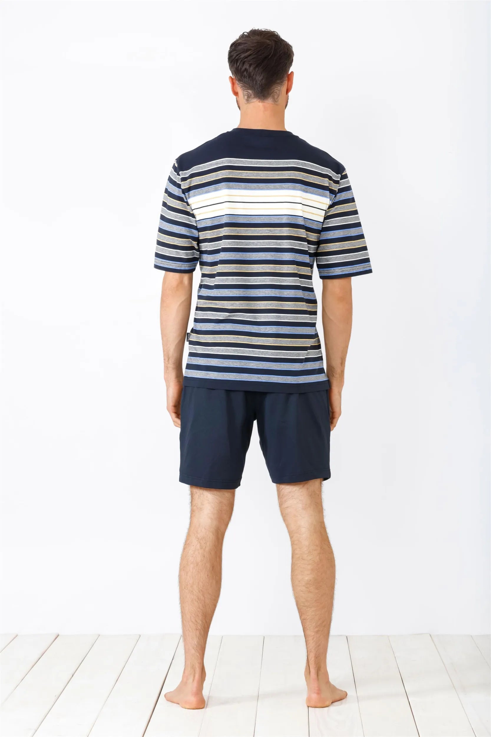 Marineblau-weiß gestreiftes Kurzarmhemd und dunkelblaue Shorts für Männer.