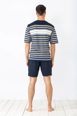 Marineblau-weiß gestreiftes Kurzarmhemd und dunkelblaue Shorts für Männer.