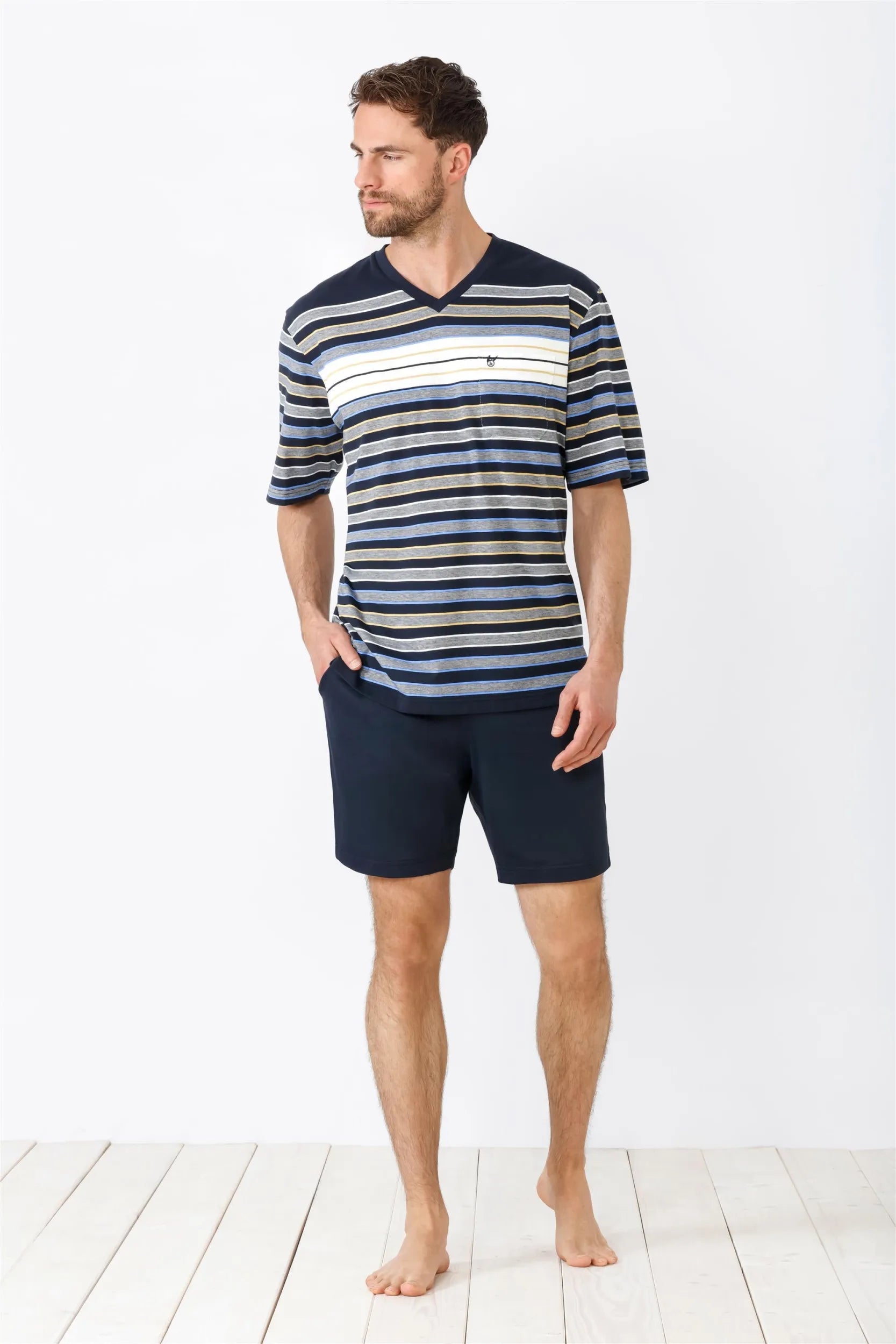 Kurzärmeliges gestreiftes Pyjama-Set für Männer mit marineblauen Shorts.