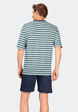 Blau-weiß gestreiftes Poloshirt mit marineblauen Shorts.