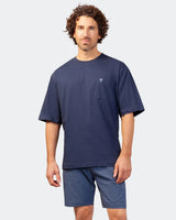 Marineblaues Kurzarm-T-Shirt mit Brusttasche und karierten Shorts für Herren.