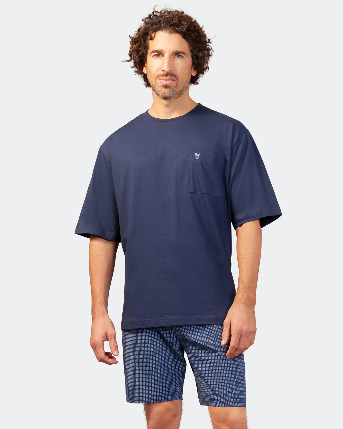 Marineblaues T-Shirt mit kurzen Ärmeln und gemusterten Shorts für Männer im Schlafanzug.