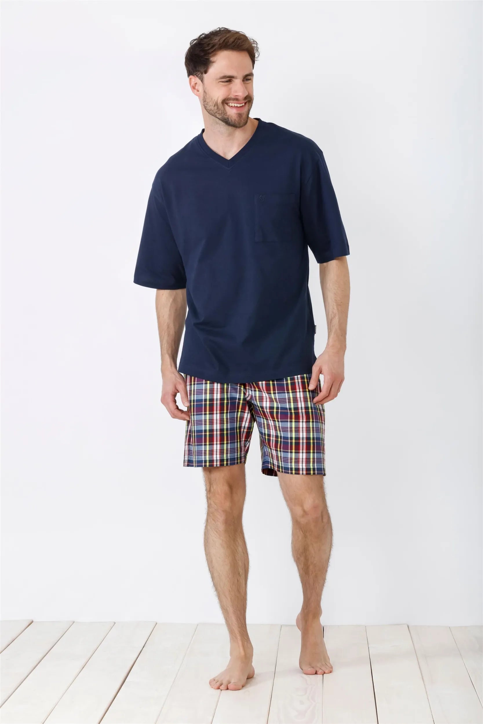 Marineblaues kurzärmeliges Schlafanzugoberteil mit V-Ausschnitt und karierte Shorts für Herren.