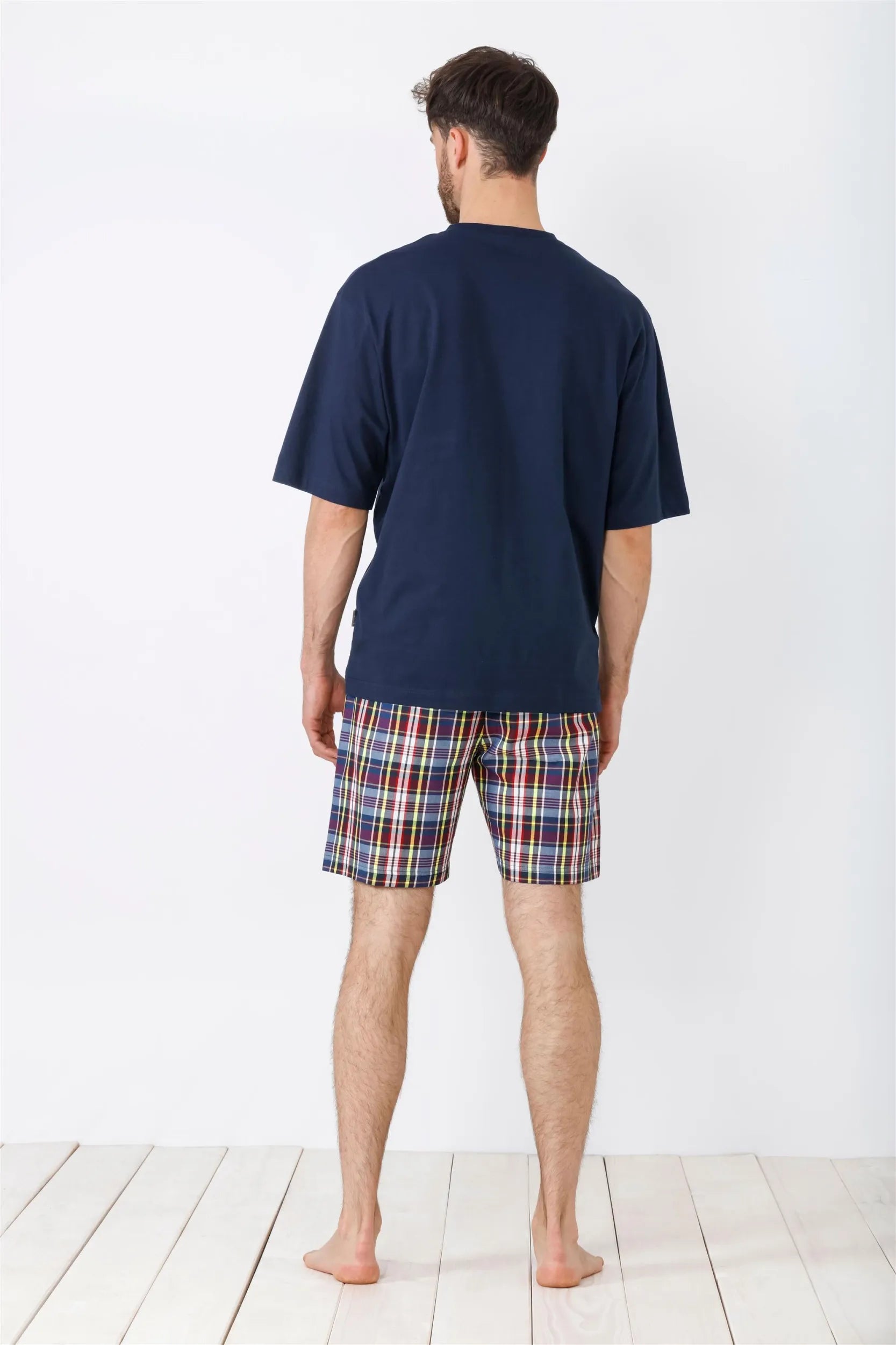 Marineblaues T-Shirt und karierte Schlafshorts für Männer.