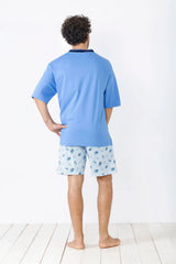 Hellblaues kurzärmeliges Herren-Poloshirt und gemusterte Shorts Schlafanzug.