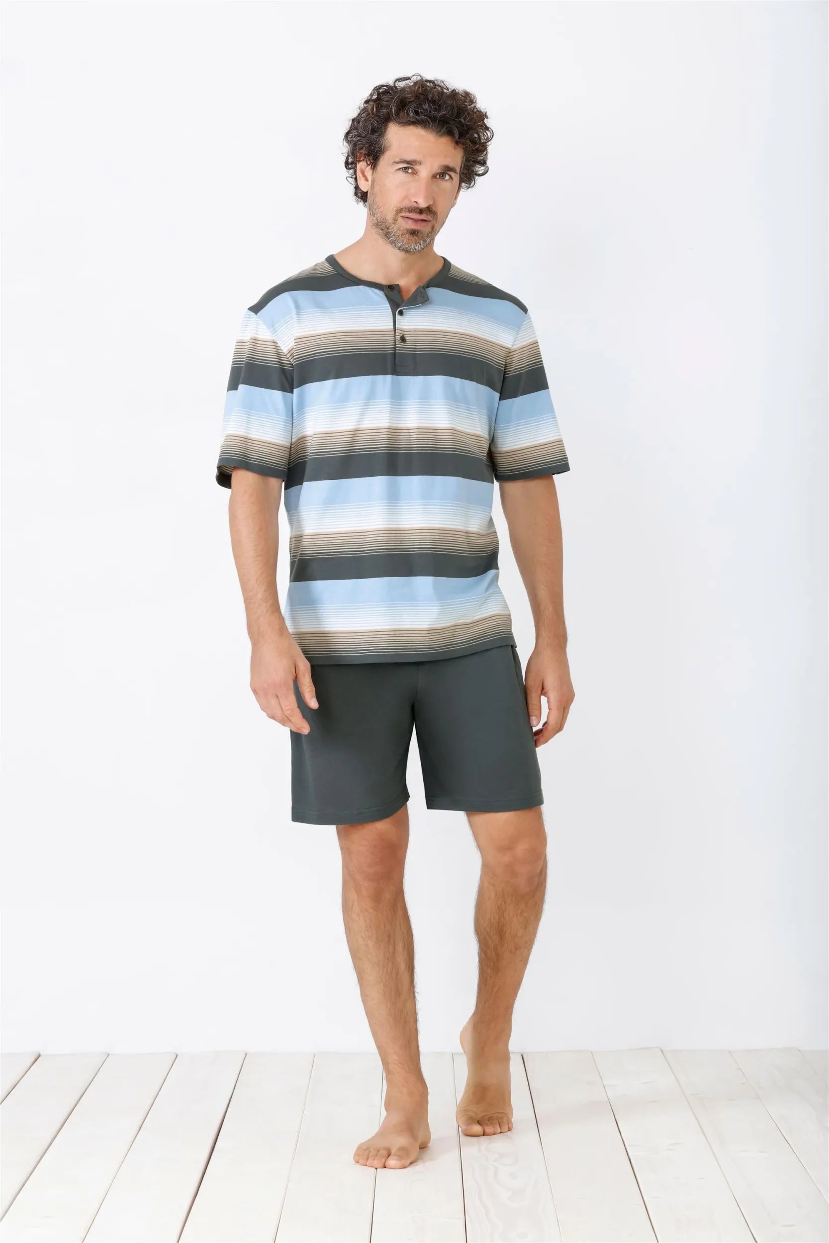 Kurzärmeliges, gestreiftes Henley-Shirt und dunkelgraue Shorts für Herren als Schlafanzug.
