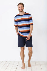 Kurzärmeliges, gestreiftes Henley-Shirt und marineblaue Shorts für Herren im Schlafanzug.