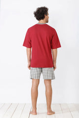Rotes kurzärmeliges Pyjama-Oberteil und karierte Shorts für Männer.
