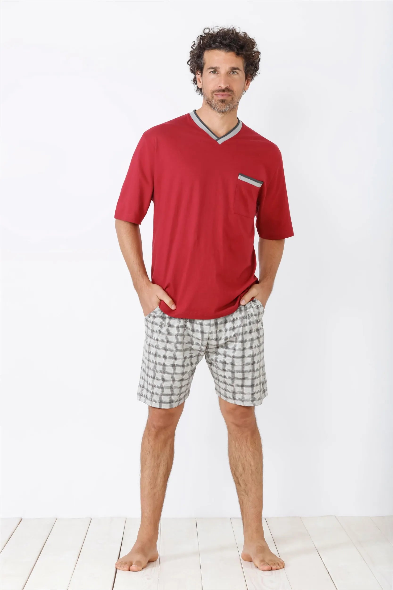 Rotes Kurzarm-Pyjama-Top mit V-Ausschnitt und karierte Shorts für Männer.