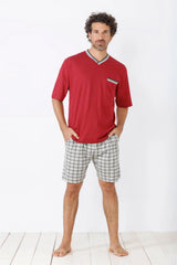 Rotes Kurzarm-Pyjama-Top mit V-Ausschnitt und karierte Shorts für Männer.