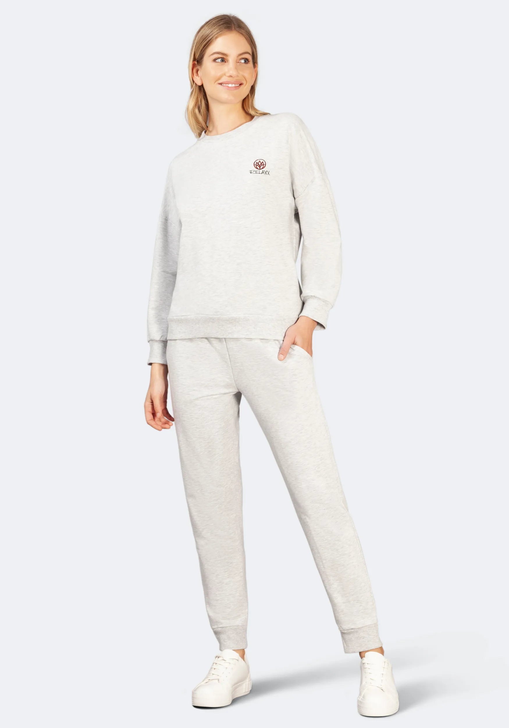 Weißes Joggingset in Übergröße mit Logo auf der Brust, Material: Baumwollmischung.