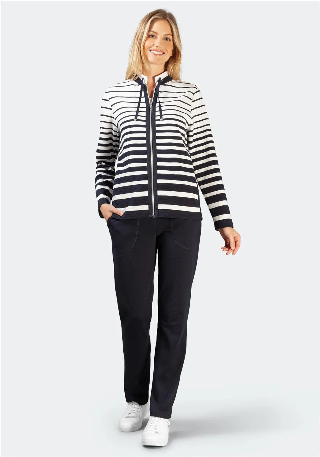 Gestreifter Kapuzenpulli mit Reißverschluss, marineblau und weiß gestreift, aus weichem Baumwollgemisch.