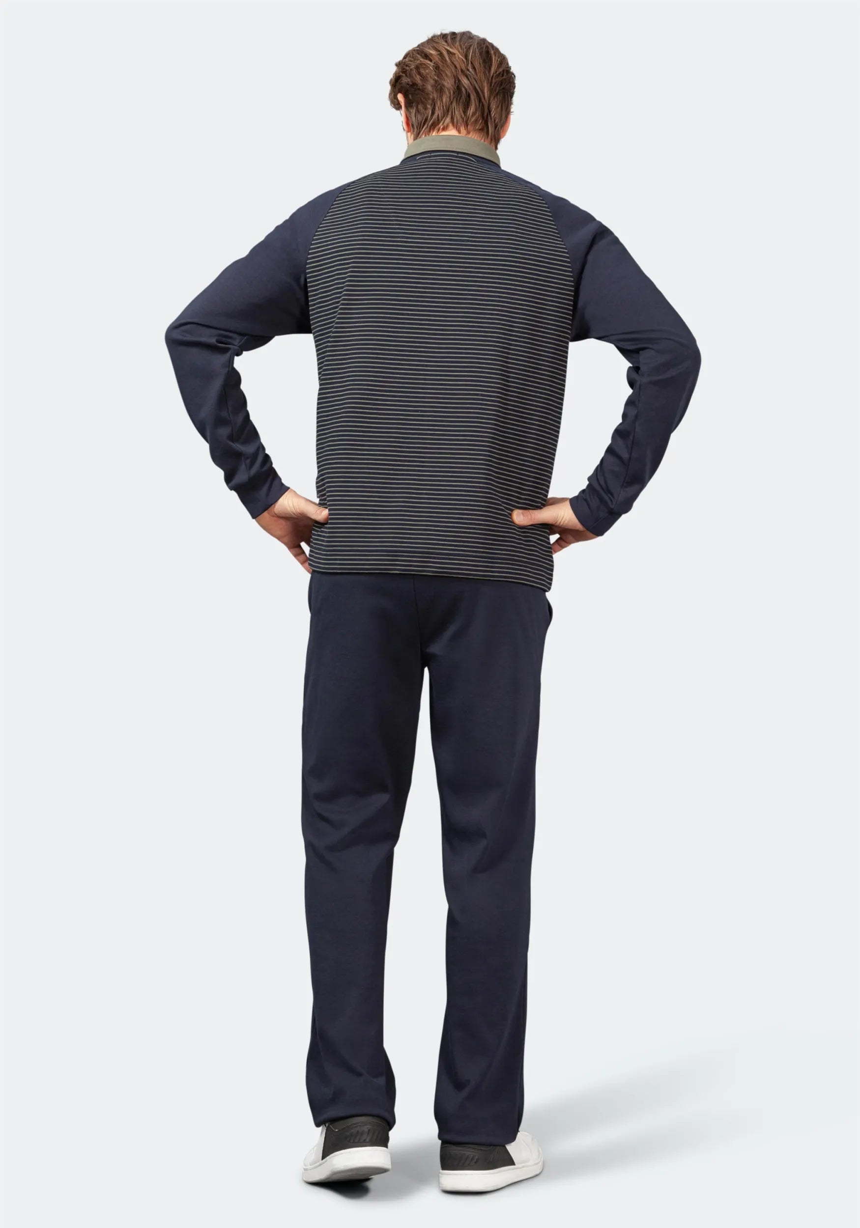 Anthrazitgrau und marineblau gestreifter Golfpullover mit gerippten Bündchen, Kragen und Saum.