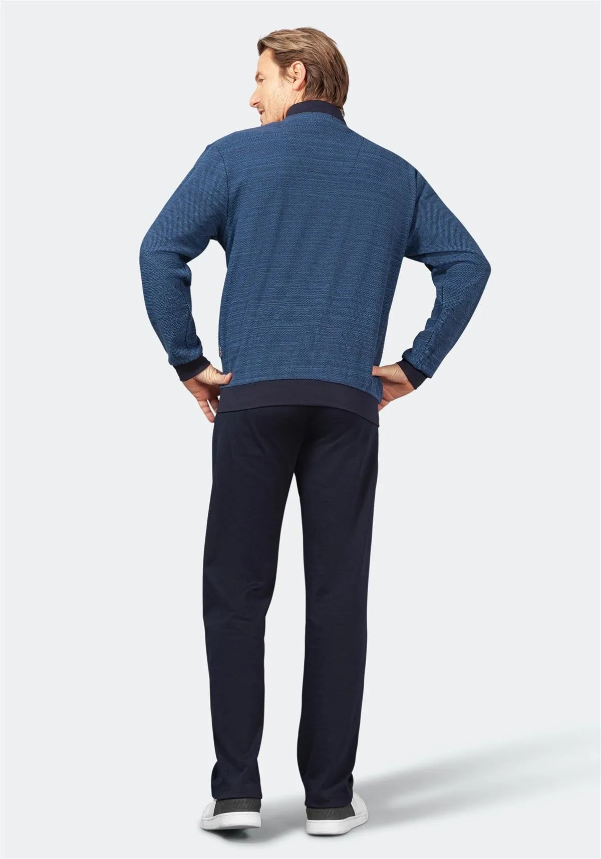 Marineblauer Kapuzenpullover mit Reißverschluss und Rippbündchen an Ärmeln und Saum, aus Fleece.