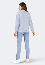 Blau-weiß gestreiftes Button-Down-Hemd mit schmaler Passform, hellblaue Hose, lässige Turnschuhe.