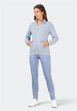 Blau-weiß gestreifter Kapuzenpulli mit Kordelzug, hellblaue Hose, weiße Turnschuhe.