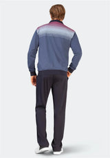 Blau und lila gestreifte Trainingsjacke mit weißen Turnschuhen.