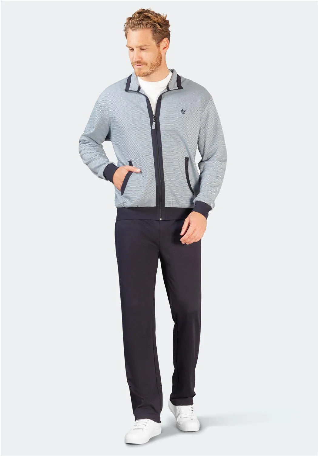 Graue und schwarze adidas Trainingsjacke mit weißen Streifen am Kragen.