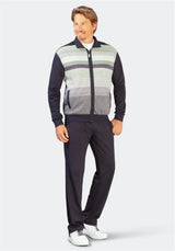 Gestreifte Golfjacke mit Reißverschluss, schwarze und weiße Streifen auf grauem Hintergrund.