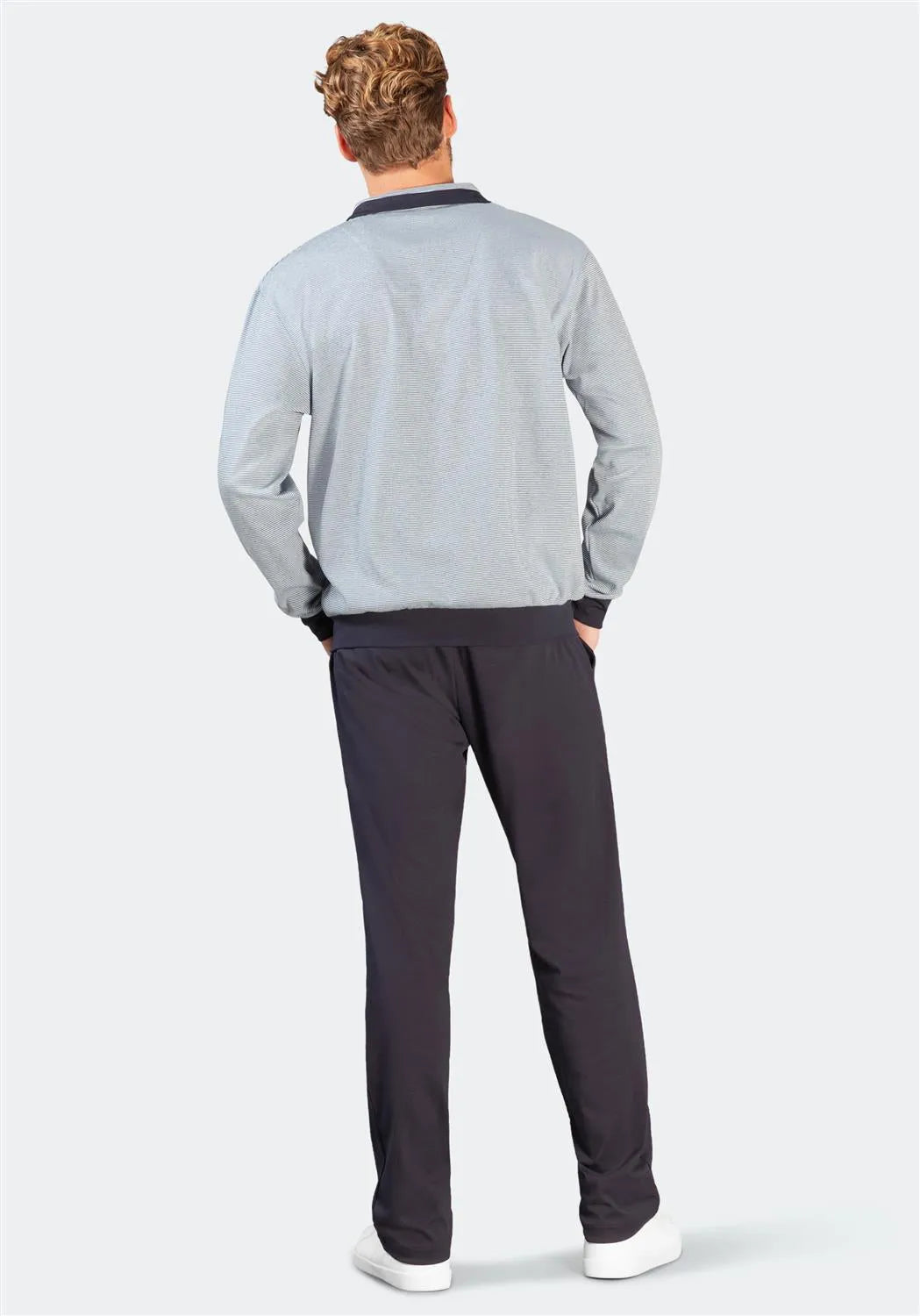 Graue und schwarze Golfhose mit weißen Turnschuhen